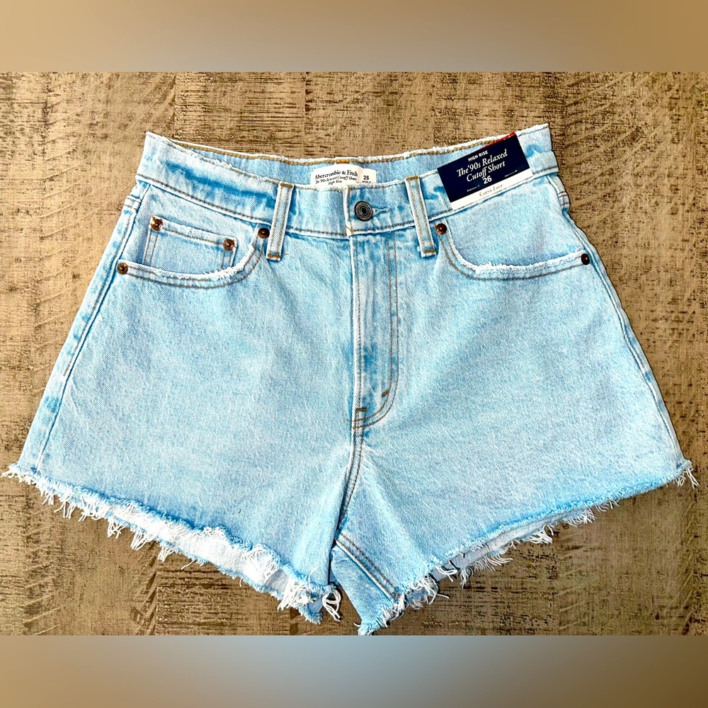 NWT A&F Curve Love High Rise 90s Cutoff Short in LIGHT (size 26)